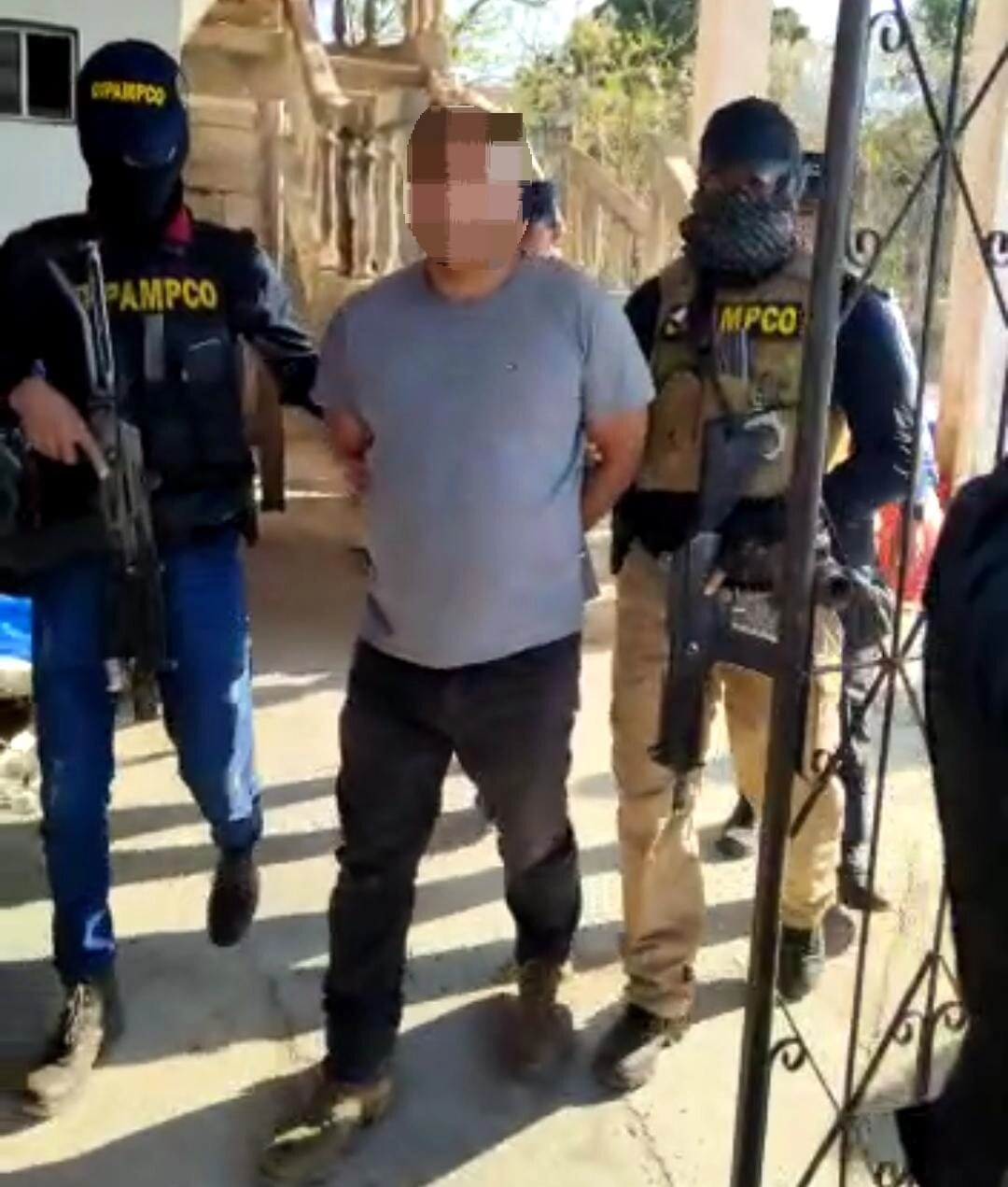 DIPAMPCO captura a una persona en posesión de varias armas de fuego entre ellas una UZI
