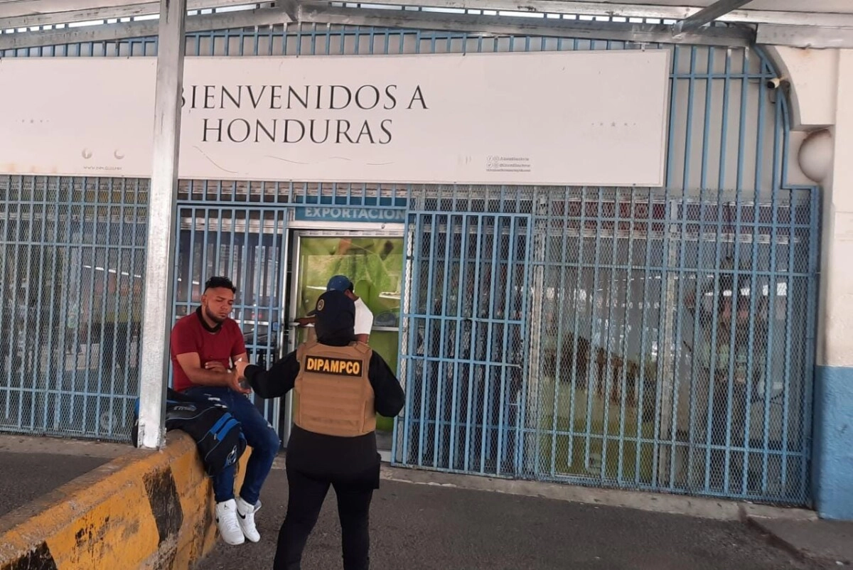 DIPAMPCO desarrolla campaña de socialización para prevención del delito de extorsión en Aduana El Amatillo2