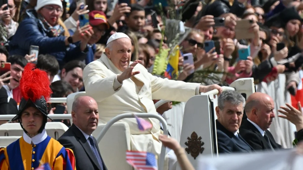 “Gracias de verdad”: papa Francisco agradece oraciones por su salud luego de dirigir la misa de Ramos