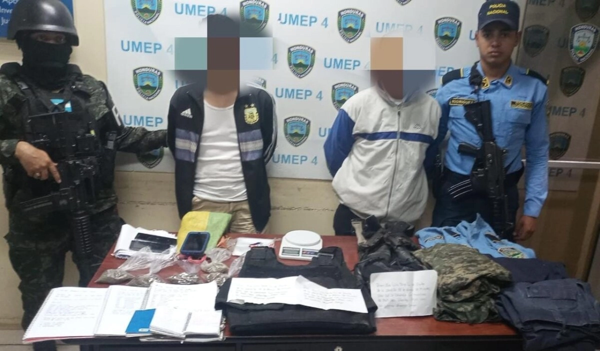 Integrantes del Grupo Delictivo Organizado Pandilla 18 son detenidos con indumentaria militar, policial y droga