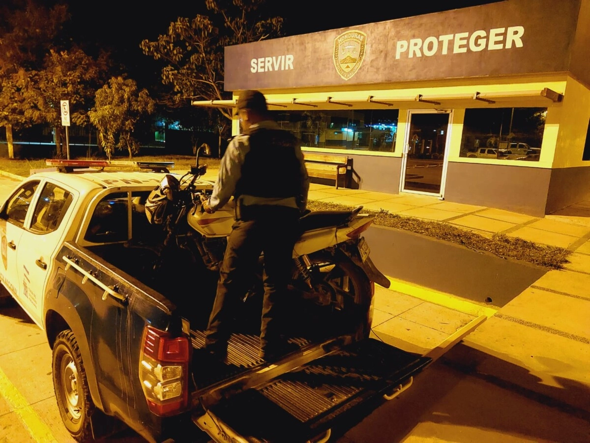 Agentes preventivos recuperan motocicleta con reporte de robo en Ajuterique Comayagua