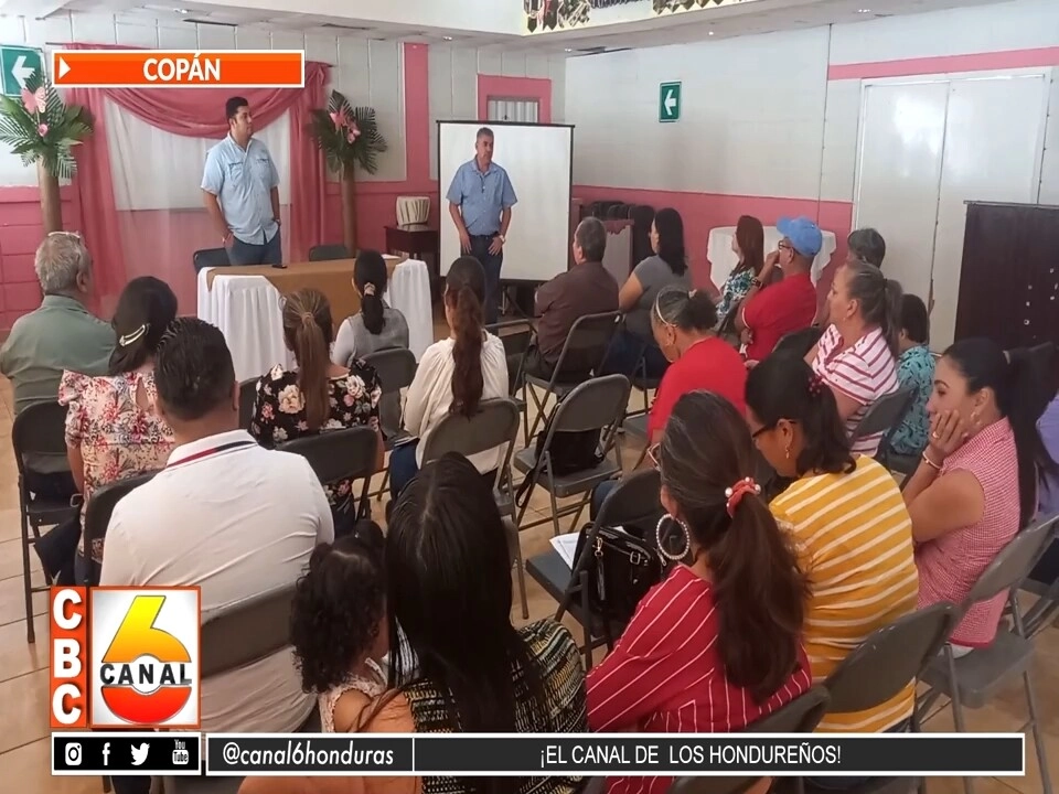 Candidato a presidente del Colprosumah se reúne con dirigentes de colegio de Copán