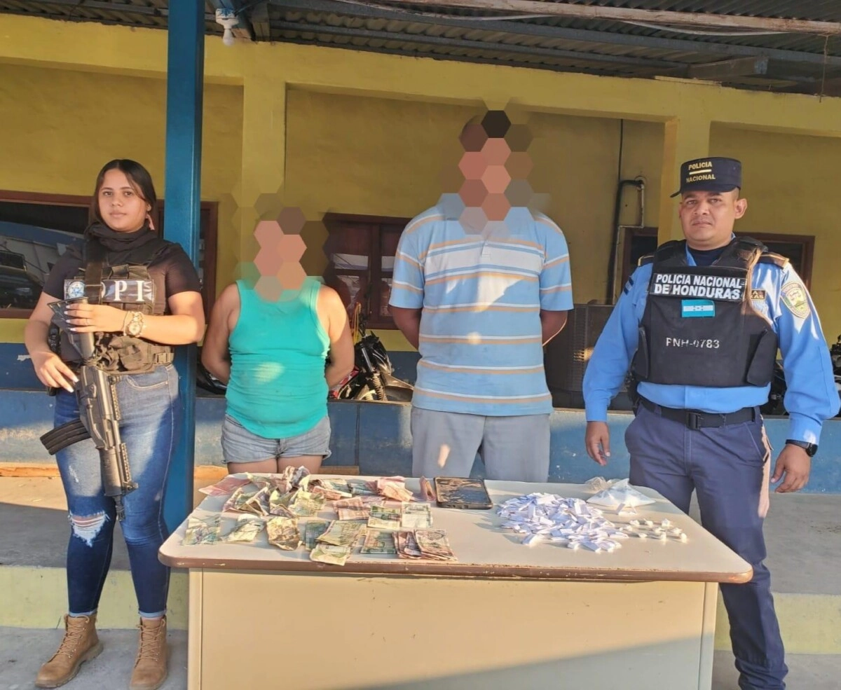 En Colón, la Policía captura dos individuos con orden judicial y detiene a una pareja por tráfico de droga