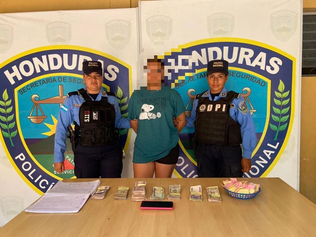 Funcionarios policiales de la UDEP-8 detienen a dos féminas por el delito de venta de lotería no autorizada