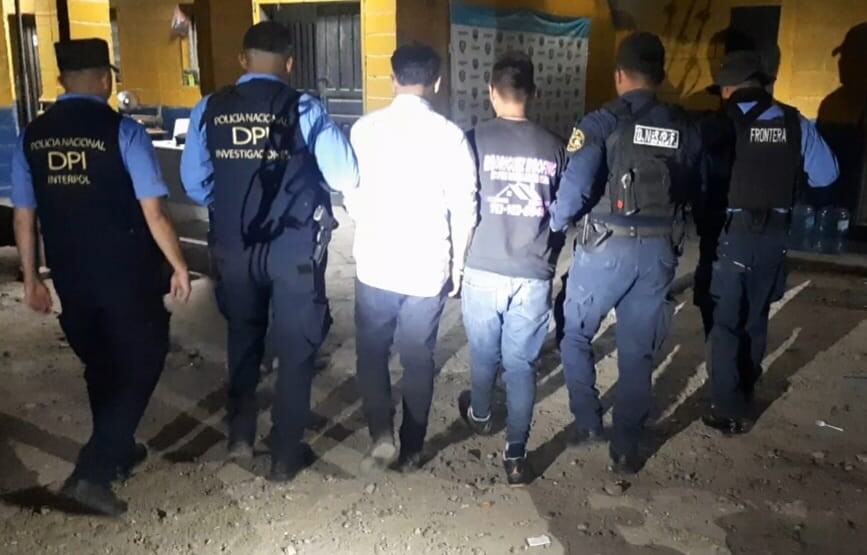 Funcionarios policiales detienen individuos cuando trasladaban ilegalmente a dos ciudadanos ecuatorianos