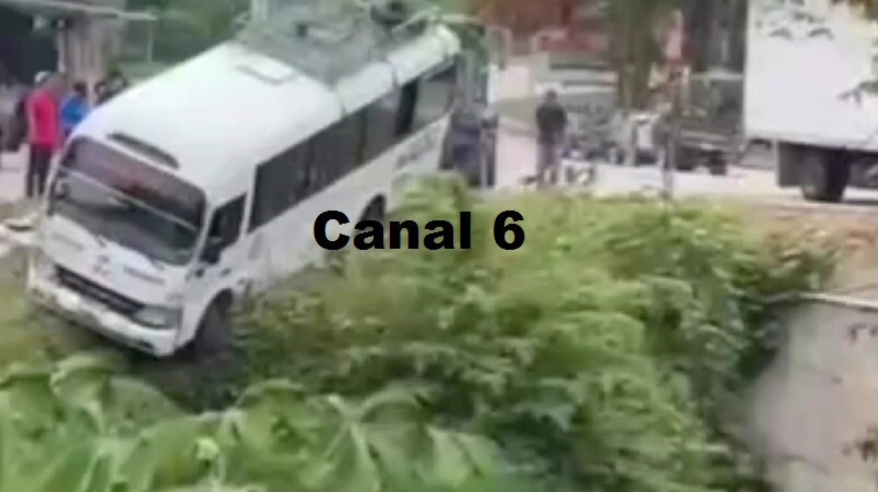 Pérdidas materiales deja accidente en Copán, luego que carro cayera a hondonada (2)