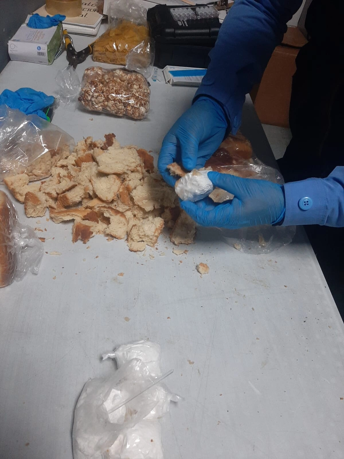 Policías de Fronteras encuentran cocaína dentro de bolsas con pan que iban como encomienda para EE.UU.
