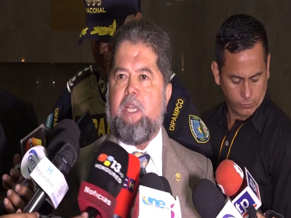 Policías que fueron separados injustamente podrían ser reinsertados, declara secretario de seguridad