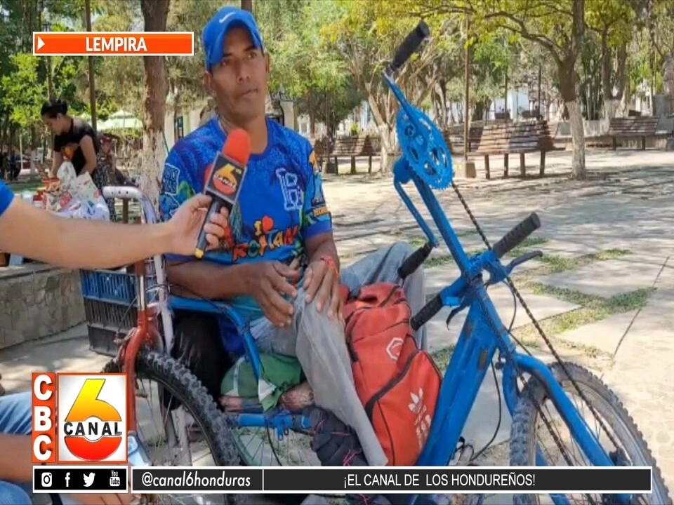 Samuel Gómez se gana la vida vendiendo en el parque de Gracias, Lempira