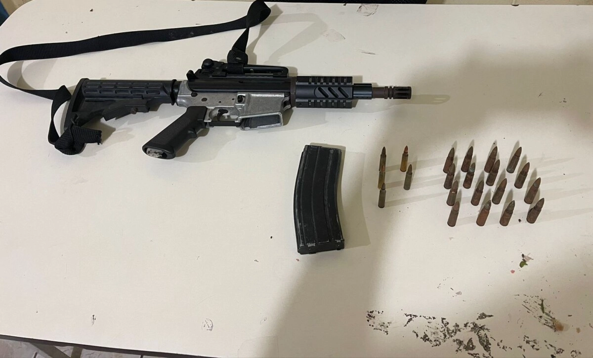De manera flagrante agentes de la DPI arrestan a individuo en poder de un AR-15 y munición de uso prohibido AK-47 02