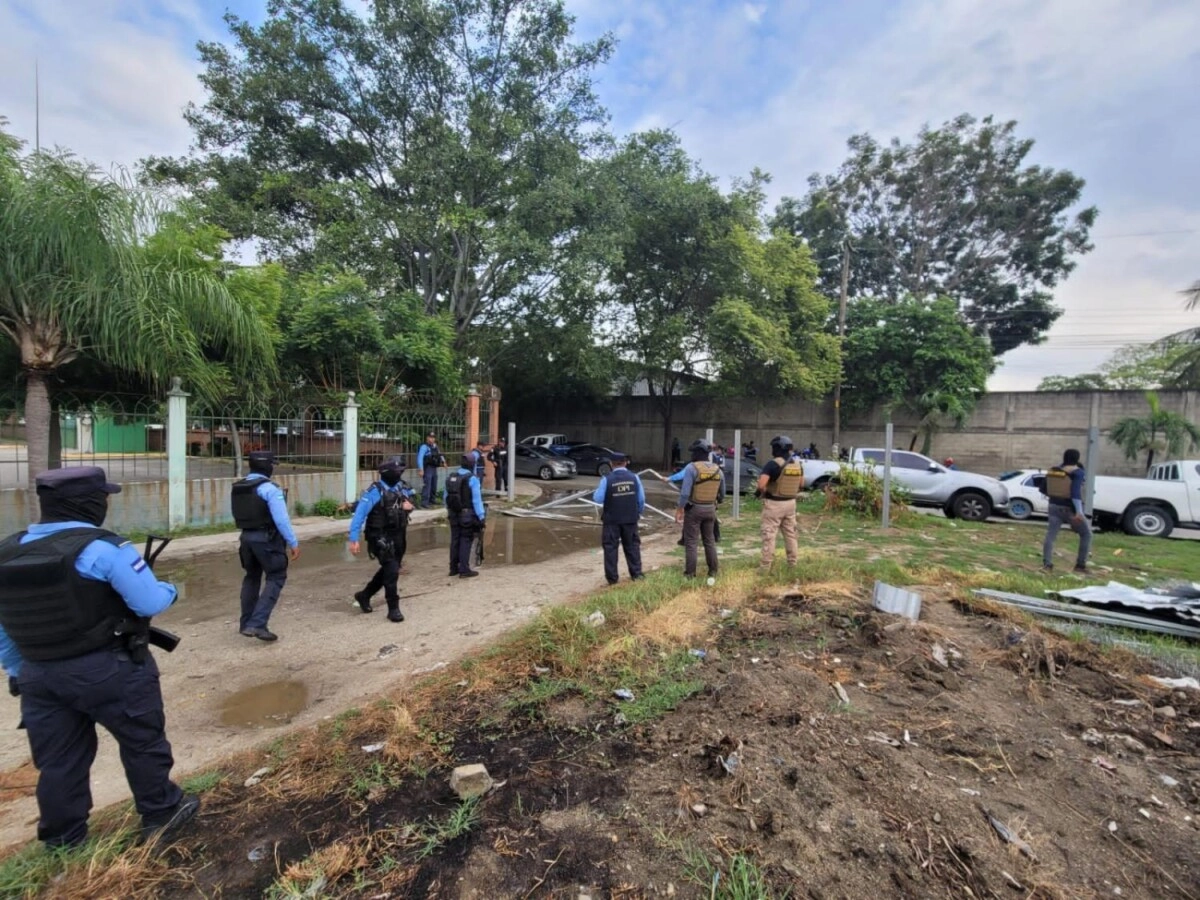Policía Nacional recupera accesos viales del sector Rivera Hernandez que habían sido restringidos por miembros de grupos delictivos 01