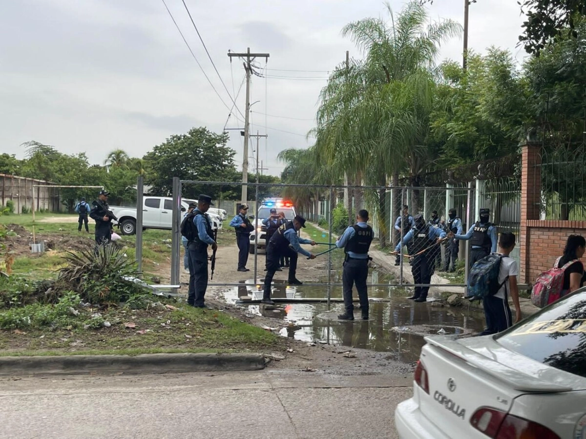 Policía Nacional recupera accesos viales del sector Rivera Hernandez que habían sido restringidos por miembros de grupos delictivos 02