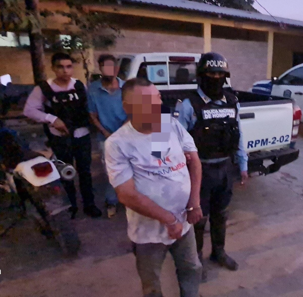 Policías de la UDEP-2 detienen infraganti a los supuestos responsables de homicidio de dos jóvenes durante fiesta de 15 años en Tocoa, Colón 01