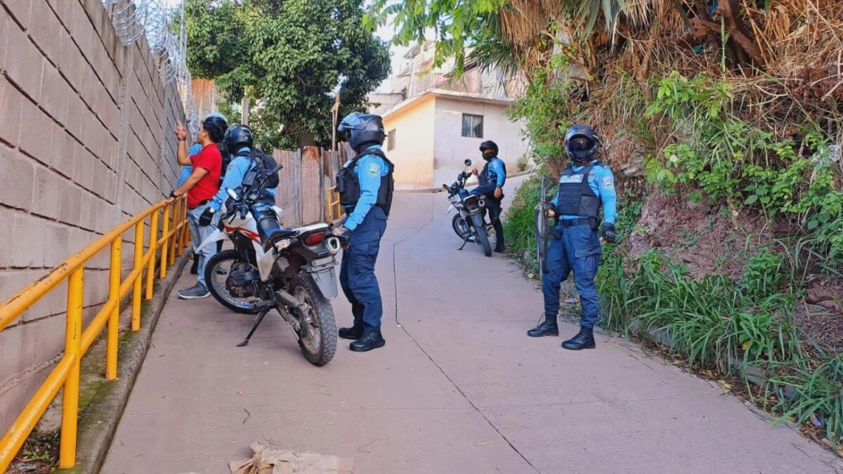 Policías de la UMEP-1 saturan colonias y barrios de la capital para erradicar grupos delictivos que operan en la zona 02