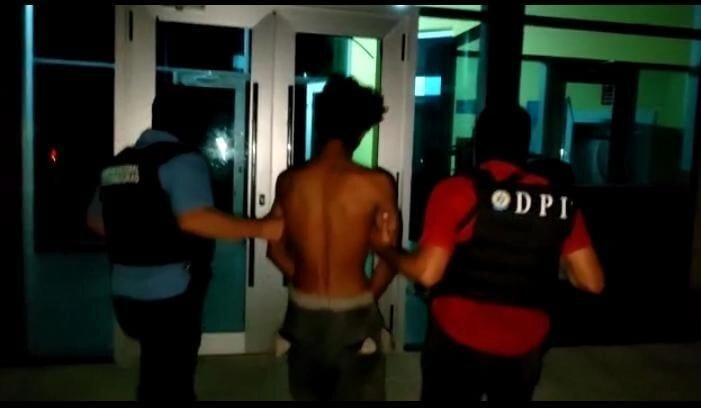 Agentes policiales arrestan sujeto con dos órdenes judiciales pendientes por maltrato familiar y actos de lujuria 01