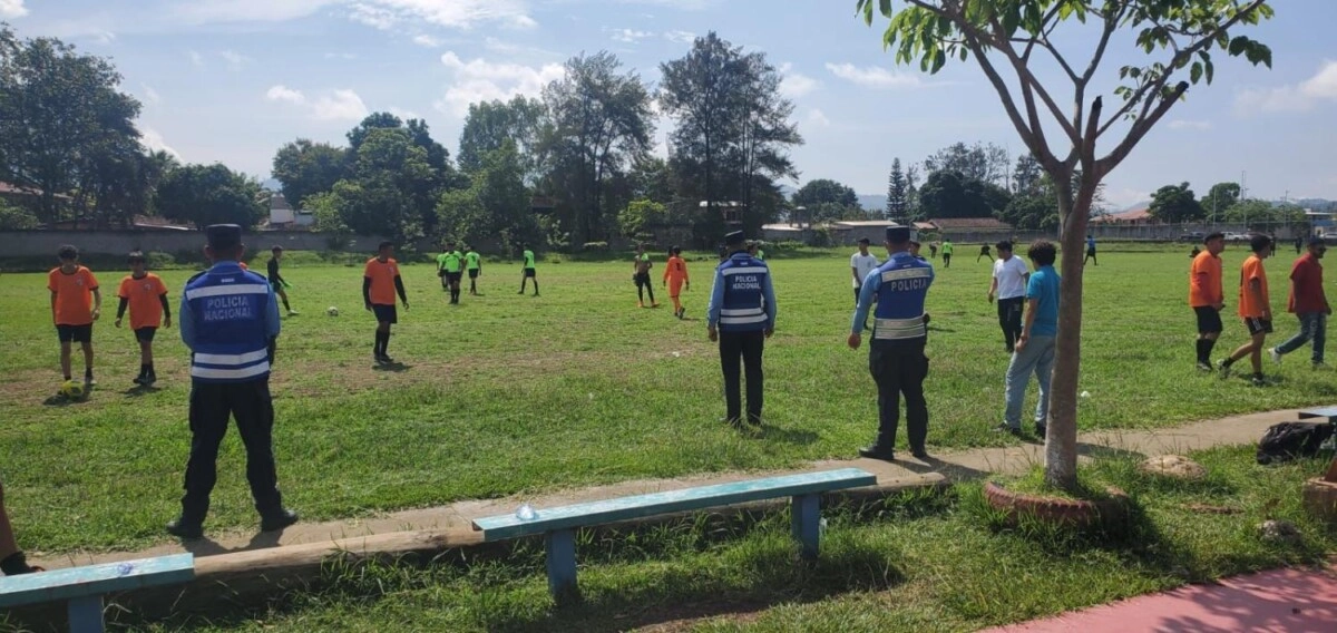 Funcionarios de la UMEP-16 brindan seguridad en encuentro deportivo Torneo Intercolegial de Fútbol 02