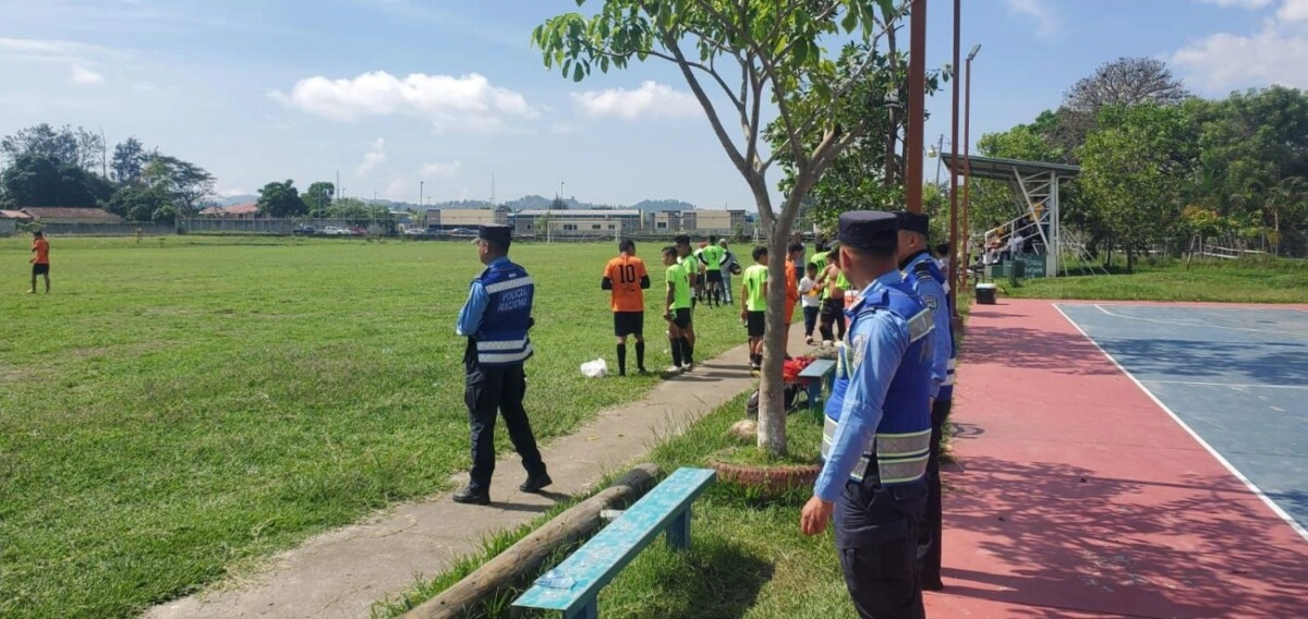 Funcionarios de la UMEP-16 brindan seguridad en encuentro deportivo Torneo Intercolegial de Fútbol