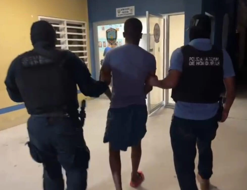 Funcionarios policiales detienen presunto distribuidor de droga en la zona insular 01