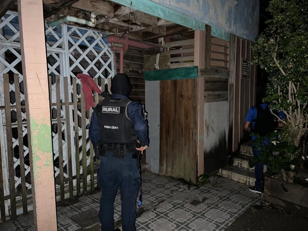 Funcionarios policiales detienen presunto distribuidor de droga en la zona insular 02