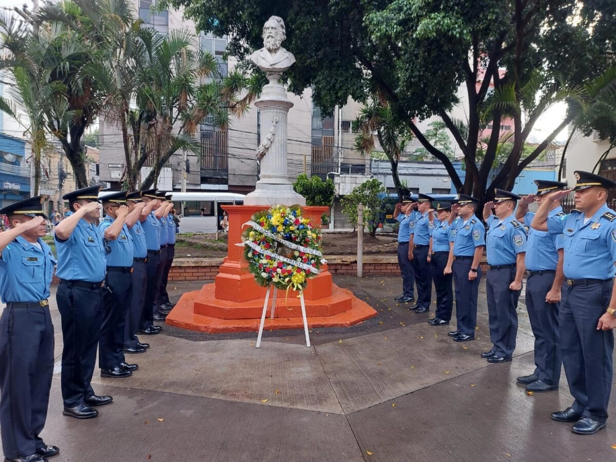 Policía Nacional rinde honor con ofrenda floral al busto del General José Trinidad Cabañas