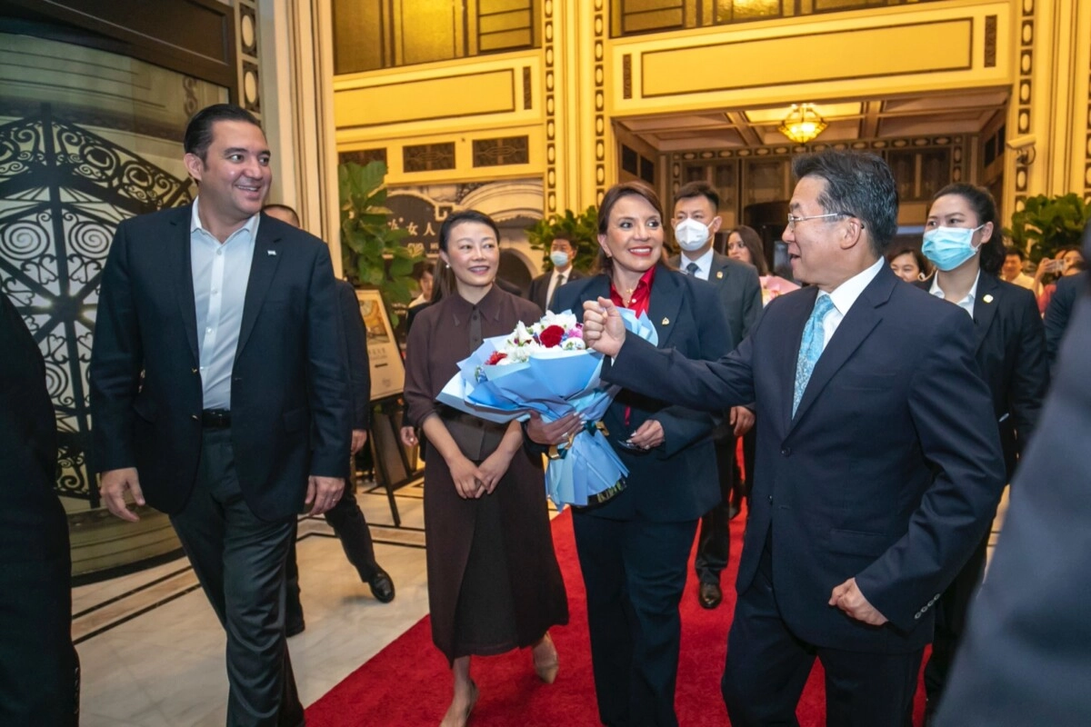 Presidenta Xiomara Castro llega a la República Popular China para sostener histórica reunión con su homólogo Xi Jinping