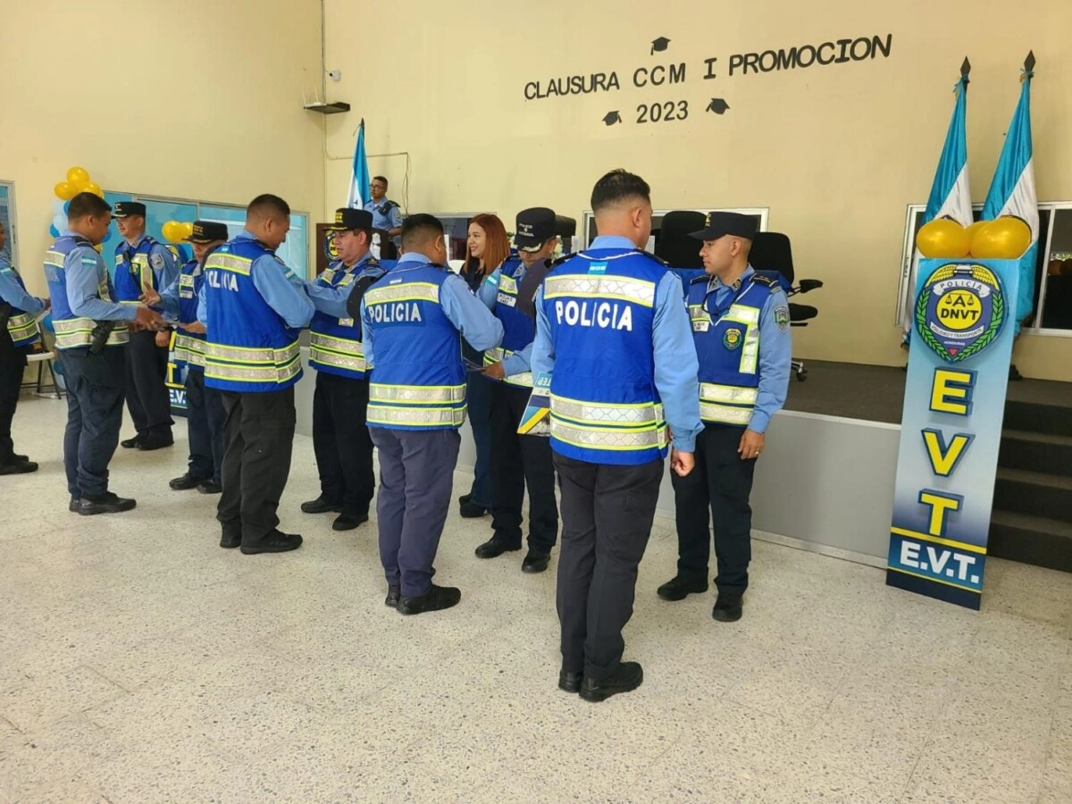 EVT clausura a 30 funcionarios policiales del Curso de Conducción de motorizados 01
