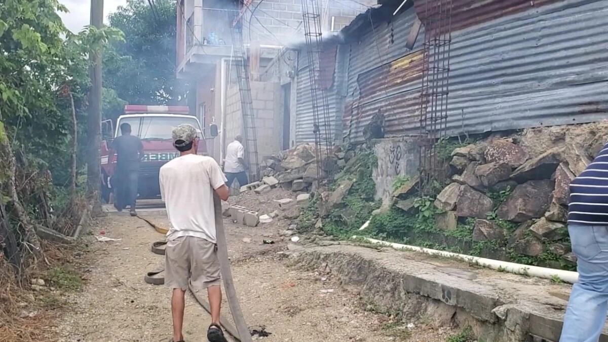 Cilindro de gas por poco provoca tragedia en Copán, bomberos llegaron de inmediato  01