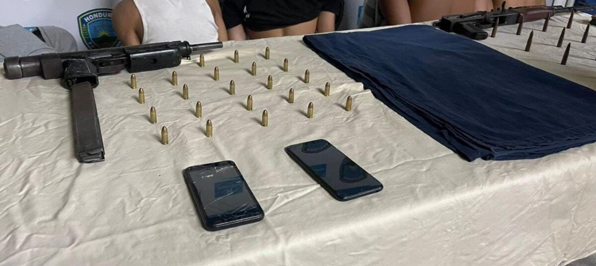 Cinco presuntos integrantes del grupo delictivo organizado Pandilla 18, fueron arrestados por agentes preventivos en San Pedro Sula 01
