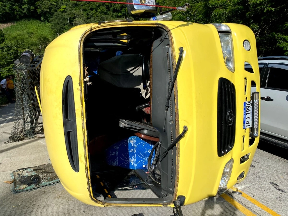 De milagro sobreviven seis personas que se conducían a bordo de un busito rapidito de ruta de la entrada Copán hacia Santa Rosa Copán