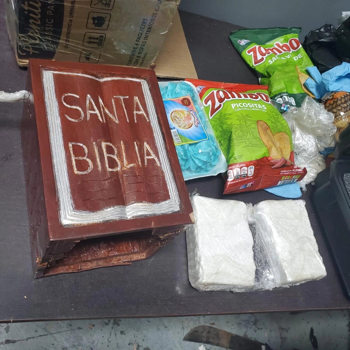 Efectivos antidrogas decomisan supuesta cocaína durante inspección a encomienda en el Aeropuerto Ramon Villeda Morales 01