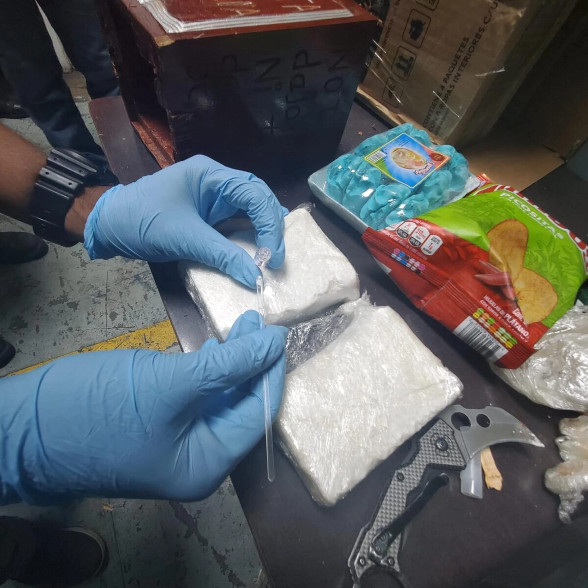 Efectivos antidrogas decomisan supuesta cocaína durante inspección a encomienda en el Aeropuerto Ramon Villeda Morales 02