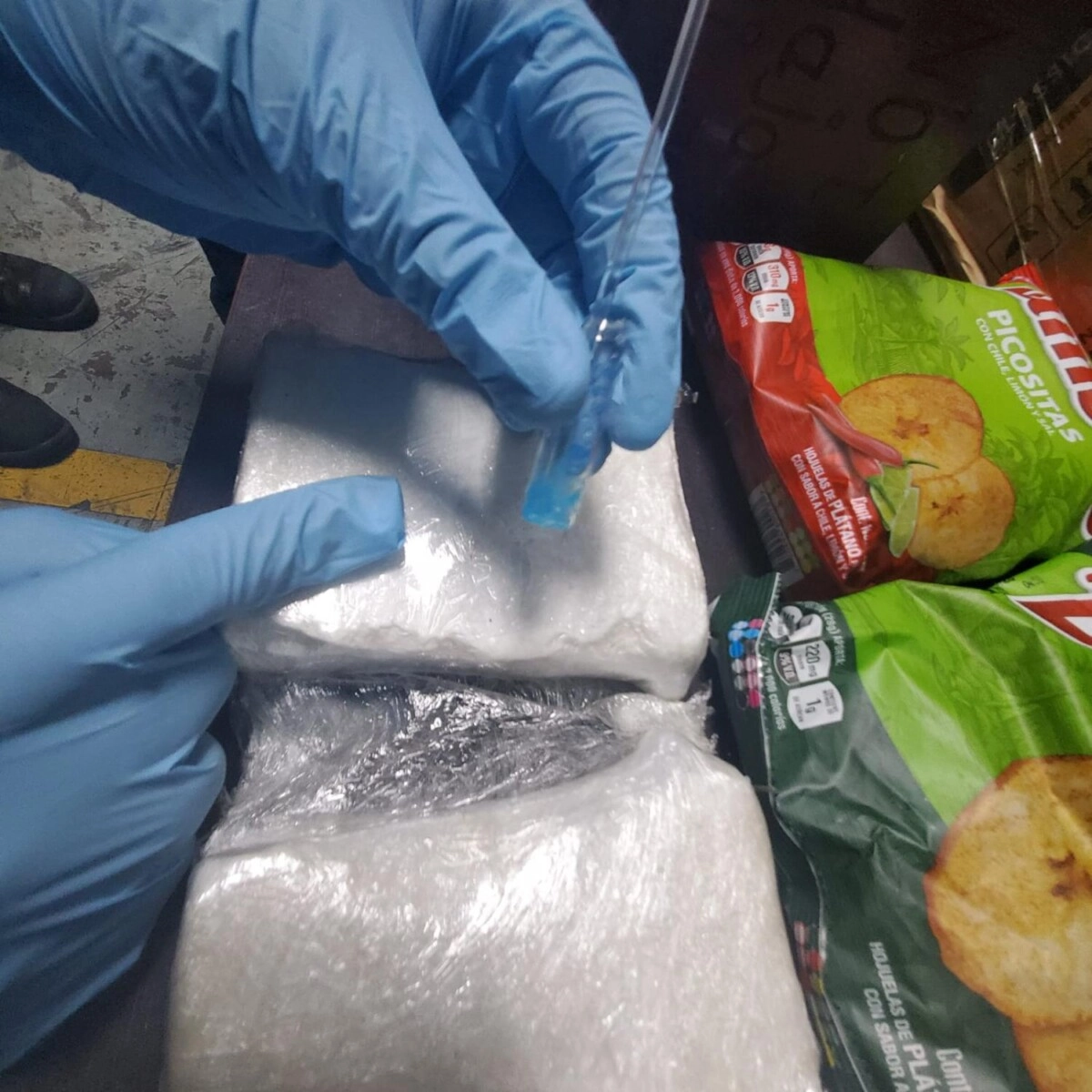 Efectivos antidrogas decomisan supuesta cocaína durante inspección a encomienda en el Aeropuerto Ramon Villeda Morales 03