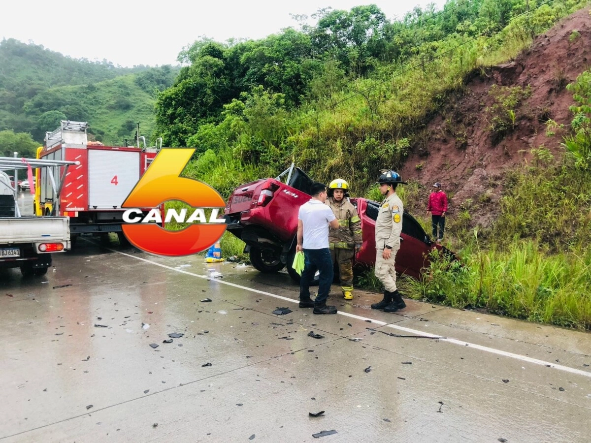 Fuerte accidente de tránsito tipo colisión en la carretera internacional C-A 4 a la altura del desvío de dulce nombre Copán