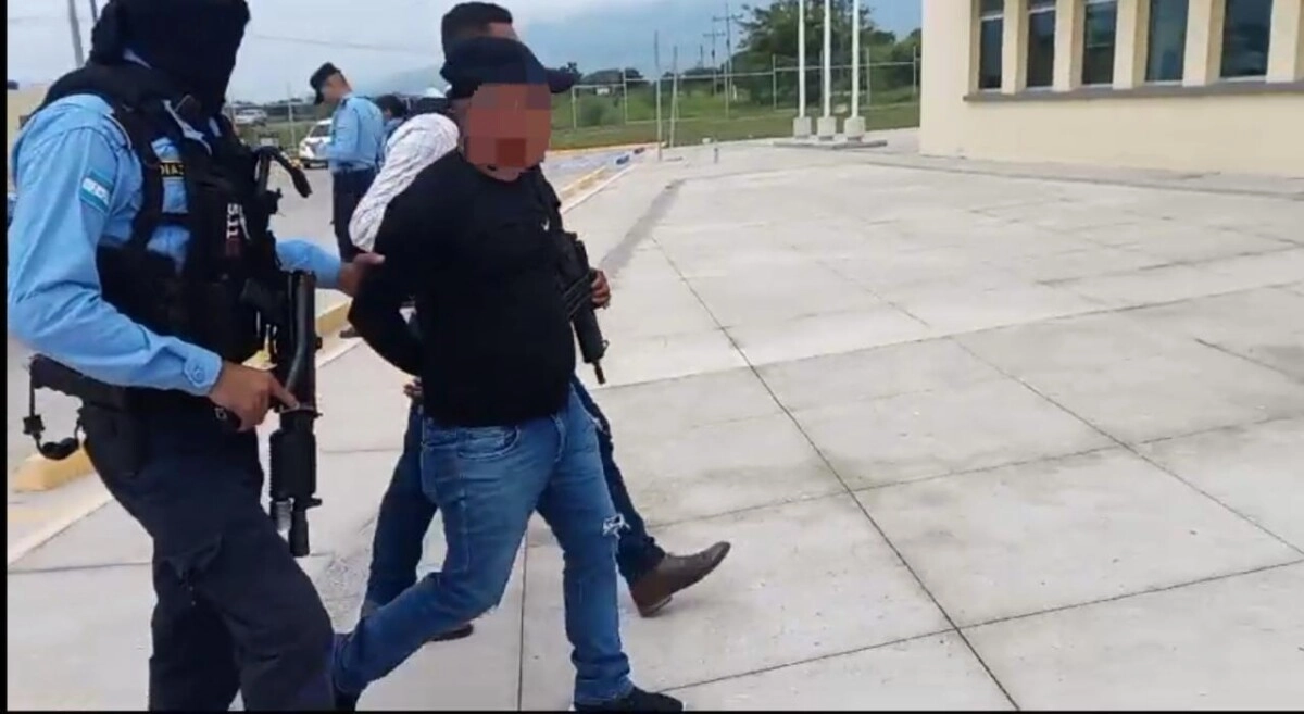 Funcionarios Policiales detiene a sospechoso por tener orden de captura pendiente en Olanchito, Yoro 01