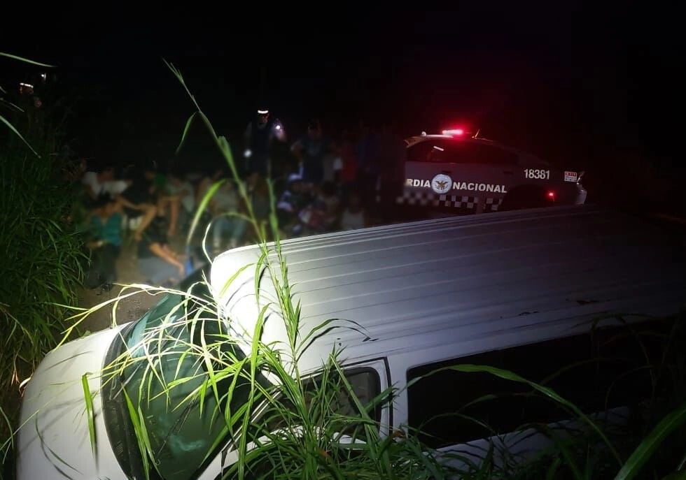 INM auxilia a 27 migrantes extranjeros en carretera de Veracruz, México  02