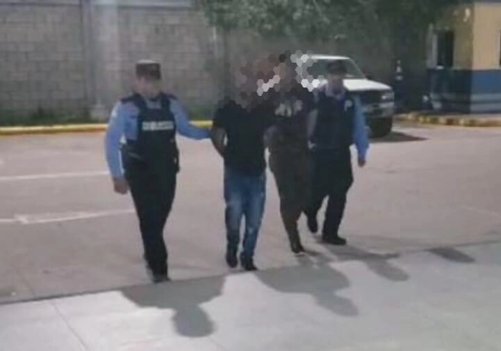 Policía Nacional detiene a dos presuntos asaltantes en poder de indumentaria policial y arma de fuego en Comayagua 01