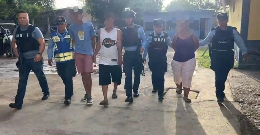 Policía Nacional detiene a tres presuntos distribuidores de droga en San Lorenzo, Valle 01