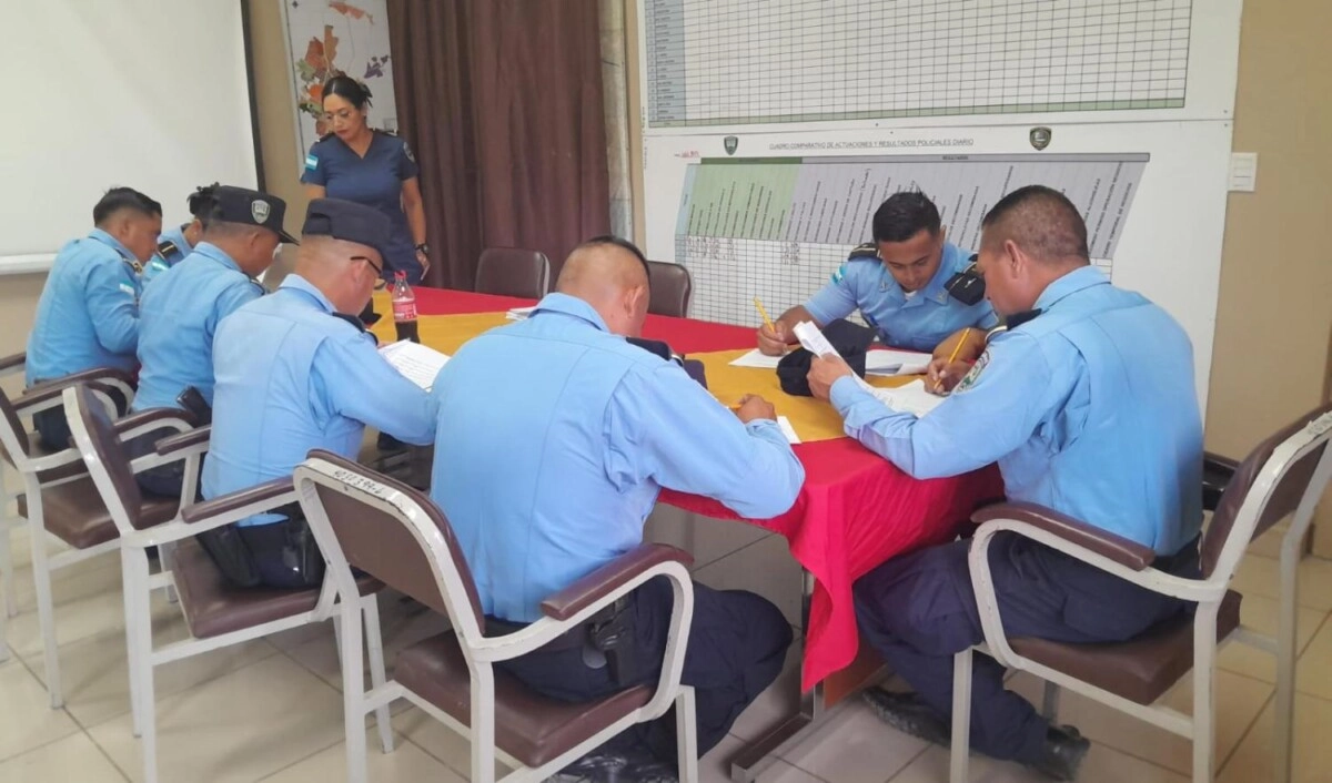 Policías de la UDEP-4 son capacitados por personal de la Dirección de Sanidad Policial en temas de salud mental y bienestar social 02