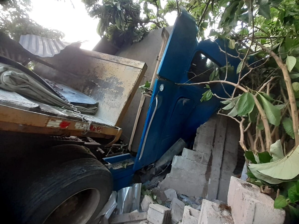 Rastra sale de carretera y choca contra vivienda en Comayagua, hay dos muertos, entre ellos una menor de 6 años 01