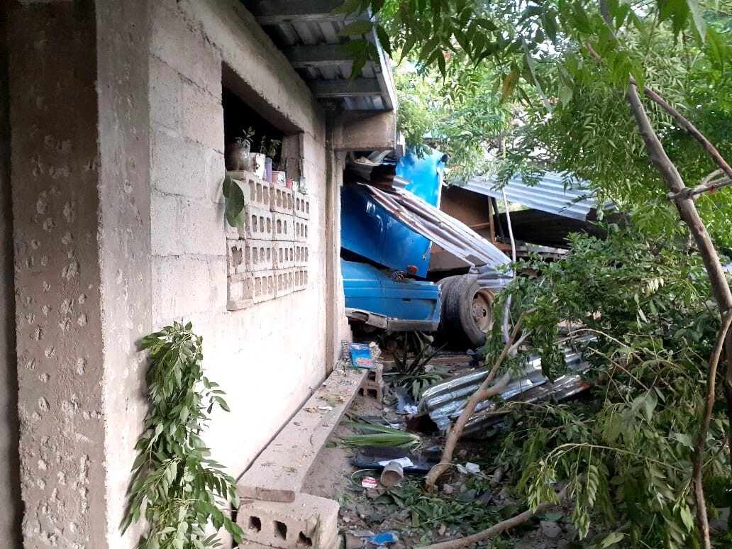 Rastra sale de carretera y choca contra vivienda en Comayagua, hay dos muertos, entre ellos una menor de 6 años 03