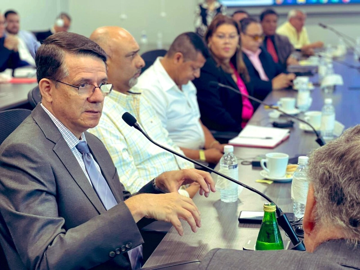 Reunión entre enviado especial de la ONU y Consejo de Seguridad Vial en Honduras para la prevención de accidentes de transito  01