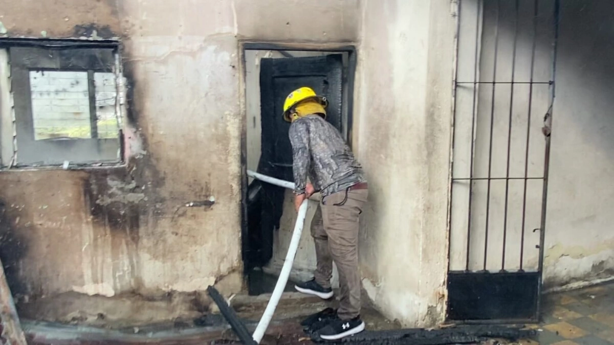 Un voraz incendio se registra en una vivienda abandonada esto en el barrio La Joya en la ciudad de La Entrada, Copán