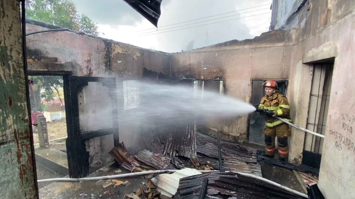 Un voraz incendio se registra en una vivienda abandonada esto en el barrio La Joya en la ciudad de La Entrada, Copán