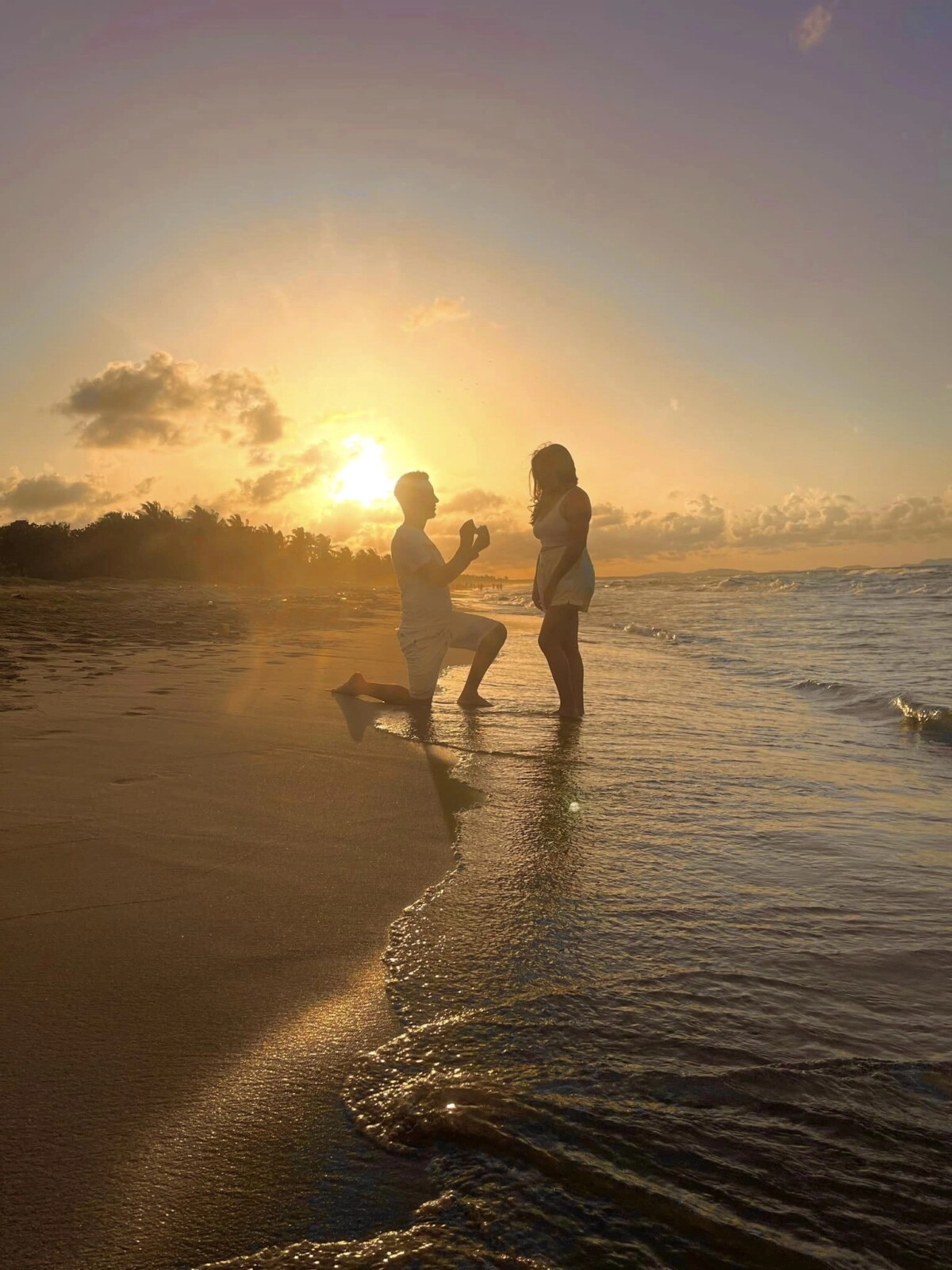 ¡Se nos casa! Periodista de canal 6 le propone matrimonio a su novia en la playa 01