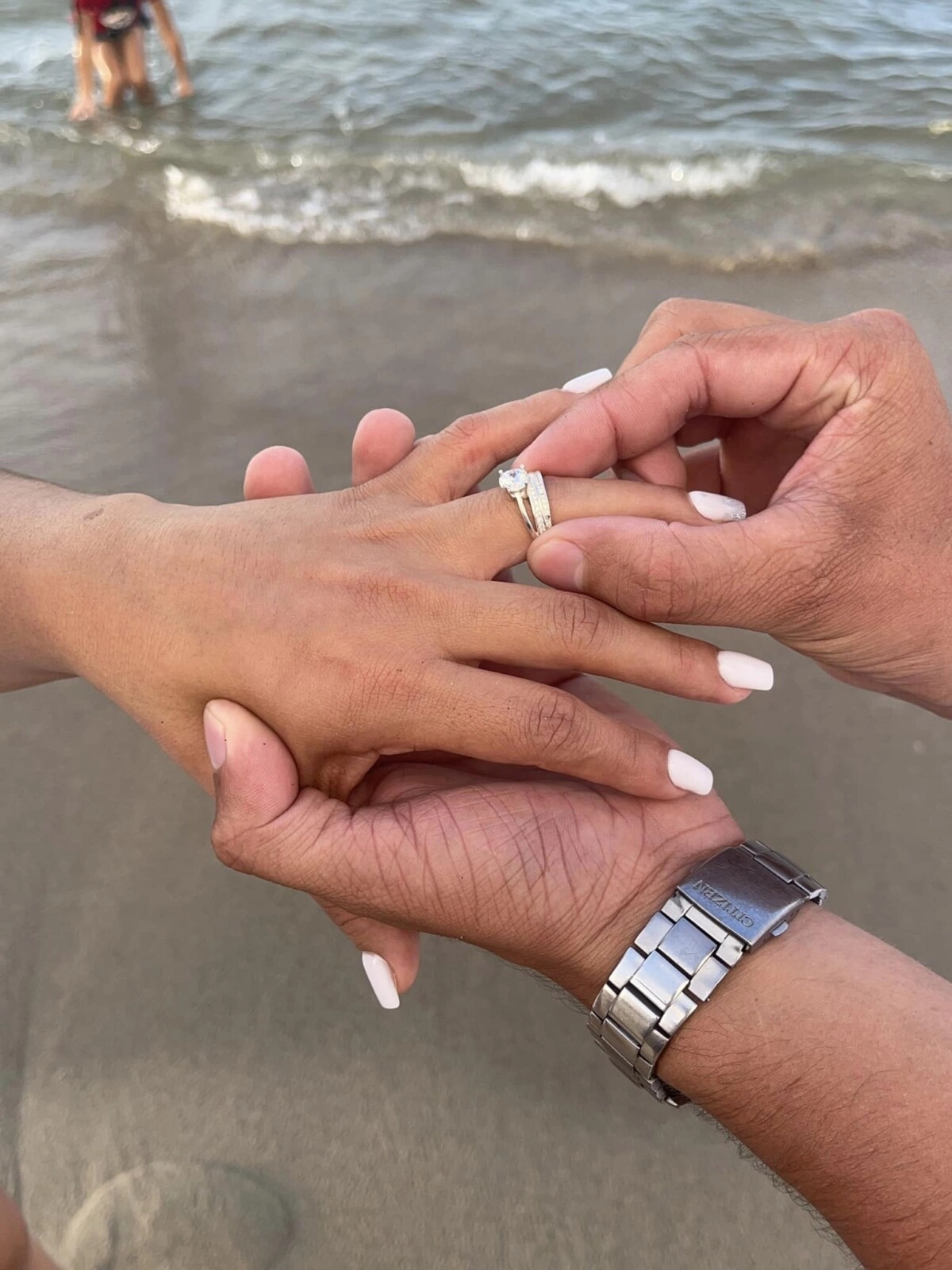 ¡Se nos casa! Periodista de canal 6 le propone matrimonio a su novia en la playa 03