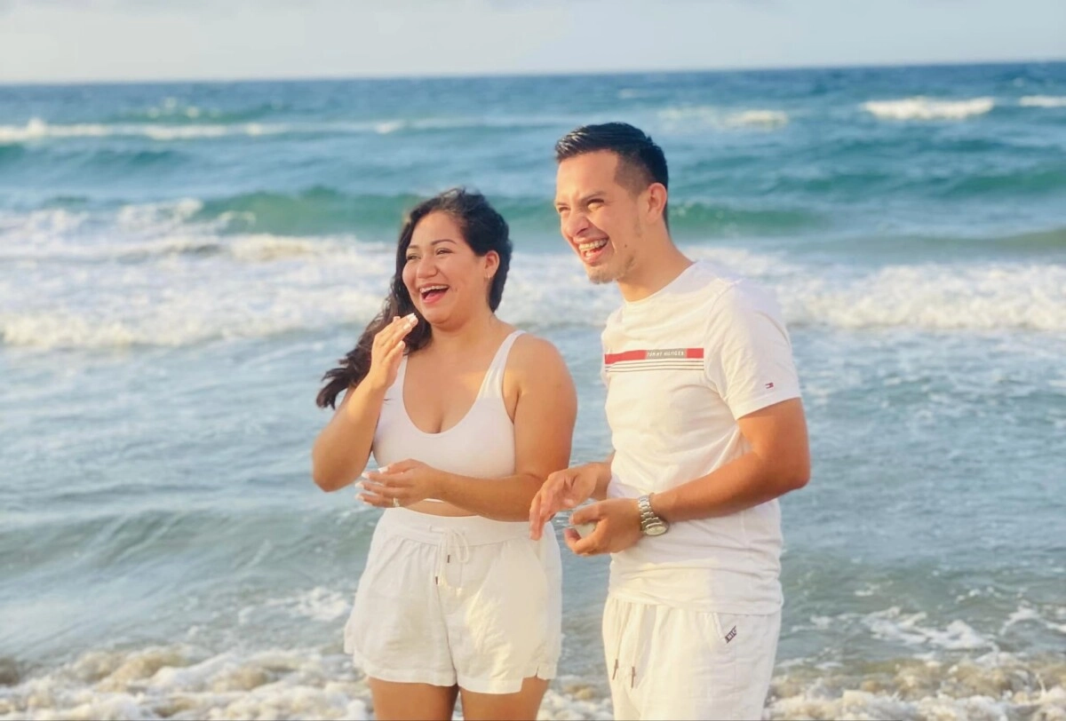 ¡Se nos casa! Periodista de canal 6 le propone matrimonio a su novia en la playa 05