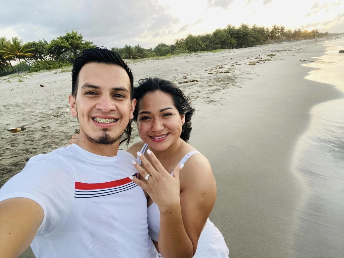 ¡Se nos casa! Periodista de canal 6 le propone matrimonio a su novia en la playa 06