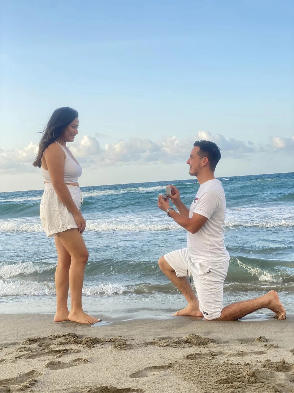 ¡Se nos casa! Periodista de canal 6 le propone matrimonio a su novia en la playa