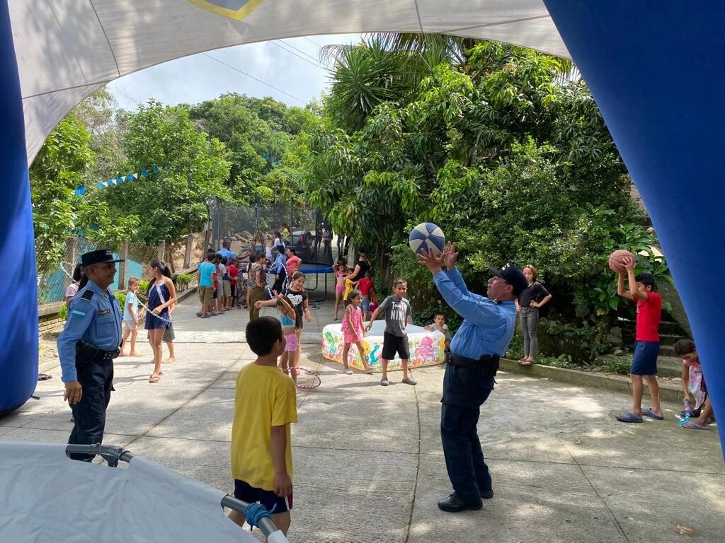 Agentes  policiales  de la UDEP-4 y Programa Great realizan actividad recreativa con menores en festividad al Día del Niño01