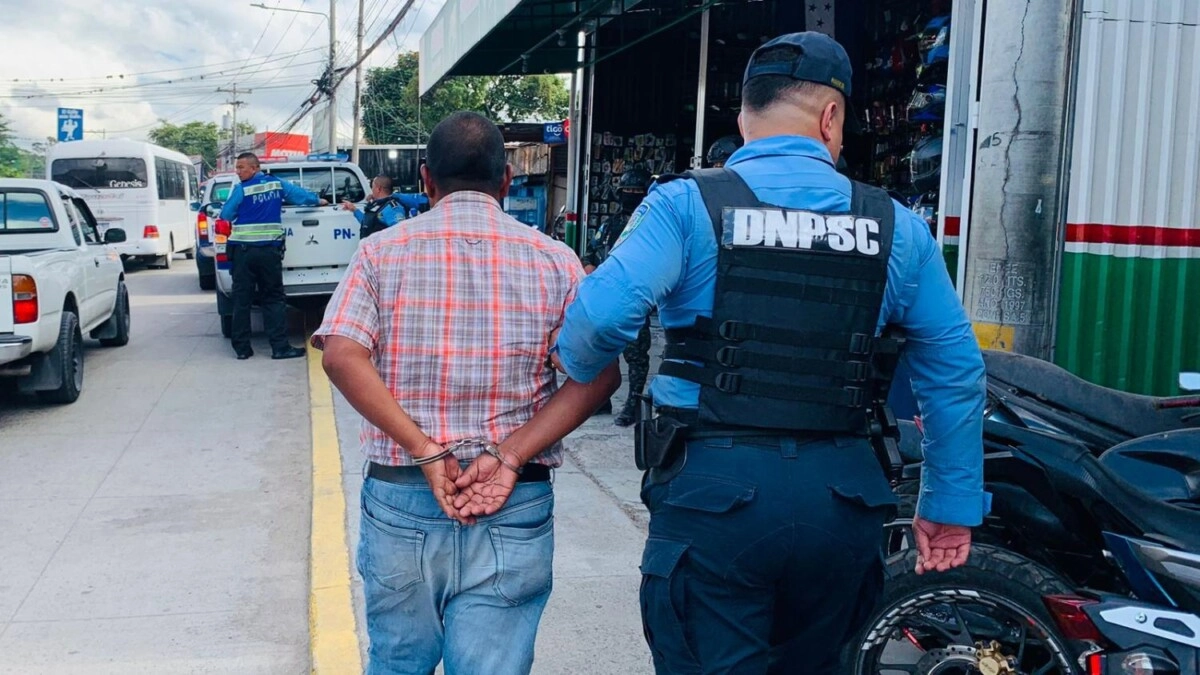 Agentes policiales detienen sujeto por el supuesto delito de desobediencia en Comayagüela01